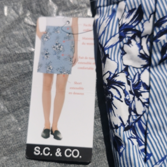Size 4 S.C. & Co. Skort tummy control blue white floral stripes pockets NWT New - Picture 2 of 12